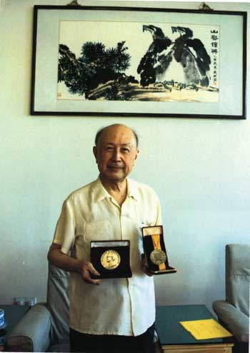 Ƭ1989ʼ뼼ǮѧɭС޿Τ¡͡缶ѧ빤ˡоԱƺšǮѧɭڹڽܽº֤ʱӰ