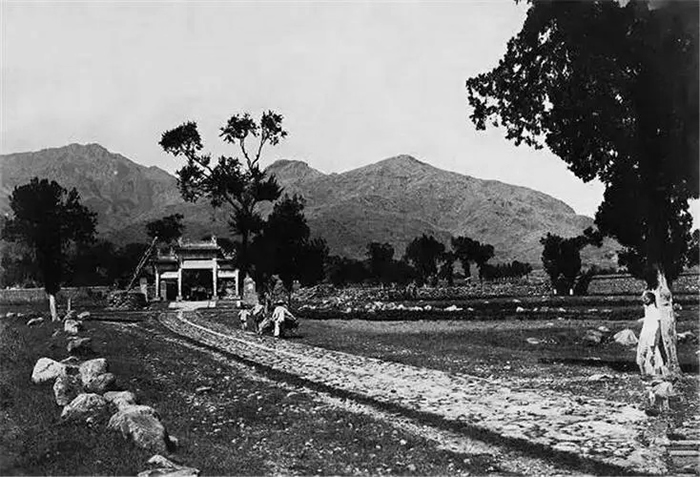 1908꣬ͨڷʯ·ݲƽһλŶֳн·ԵƽϣǰߵŮųӣһֻֽסк֡Զ̩ɽΡ룬Թ񣻽ؿԶƮƮ