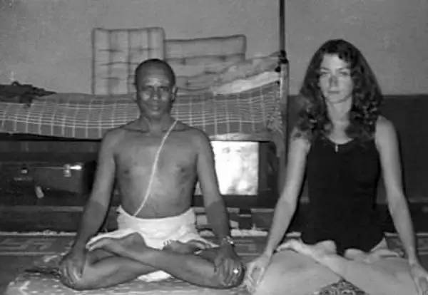 1973꣬Roseanna CampbellӡShri K. Pattabhi Joisѧϰ˹٤