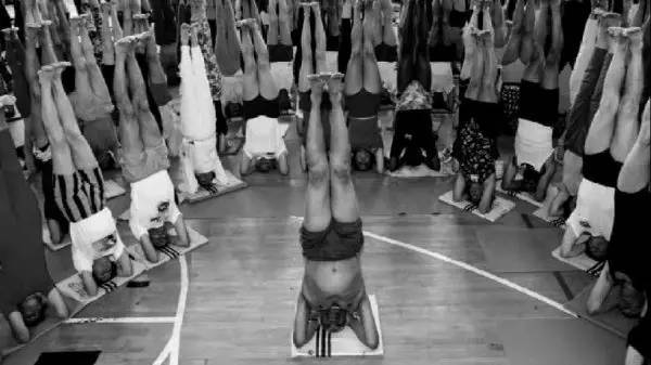 1993꣬ B.K.S. Iyengar񣩴ʦ׶ع٤ڿγ̡һΰʦκһλϰߵҡζпܲŵЧӦ