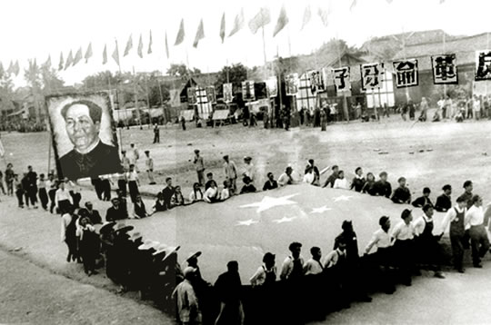 Ƭ1952꣬ɶУ˶̧ë󶫻͡Ǻ족㳡СѹӺ͵۹ĴƱ