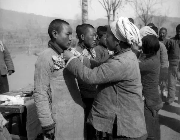 1942꣬ӱƽɽĳ־ԸᣬĸͶӲξ
