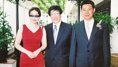 2001꣬ϺʵӰ˺ΪԪίίԱ֮һϯͼΪ壨˺硢ŷӰ