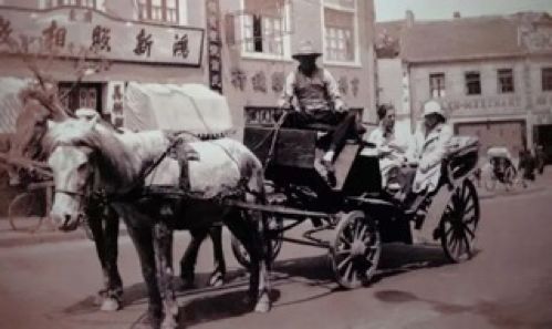 Ƭ1930꣬ൺɽ·ϳŮ