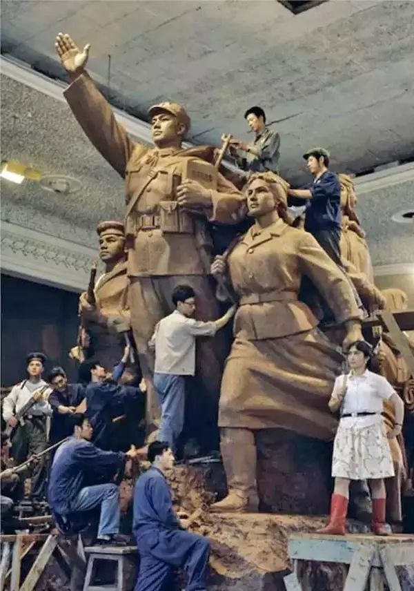 Ƭ1977꣬ëϯȺڴУһģذڳƣܼο