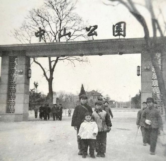 Ƭ1975꣬ൺ Сɽ԰ſںӰ