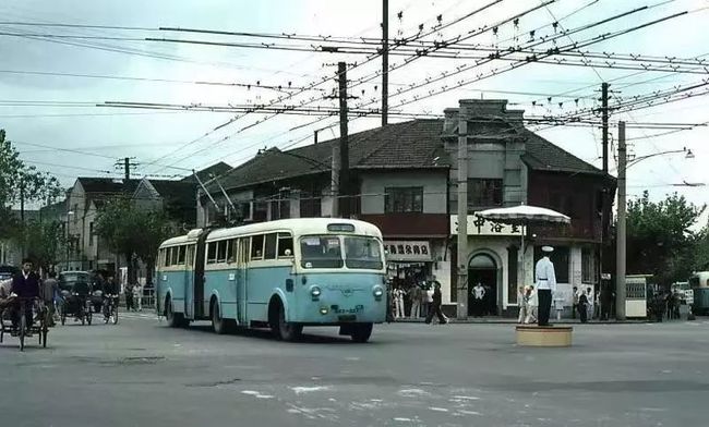Ƭ1983꣬Ϻ һʽ663޹糵ʻ··