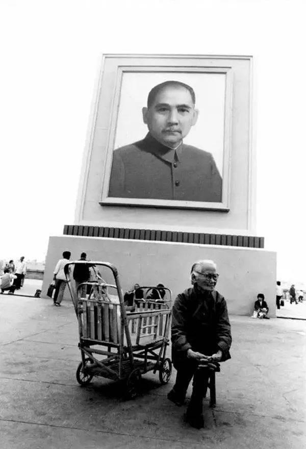Ƭ1982101գһλСԼ찲Ź㳡ԴСɽǰСˣһҸͰꡣ