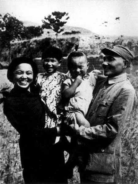 Ƭ 1945꣬Сƽ׿ջǵĺӵӷںӱ䰲Ӱ