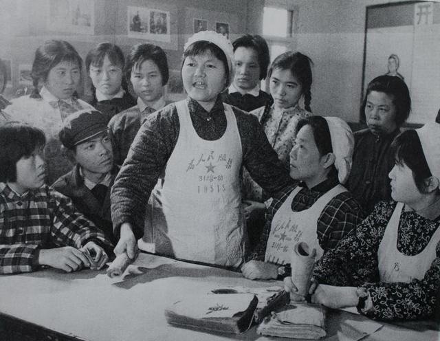 Ƭ 197211֮ǰϺһȺŮ֯ѧϰмŮʱ̬ߣϵΧȹӡСΪ񡱵ǡ31һġӦǹļơ