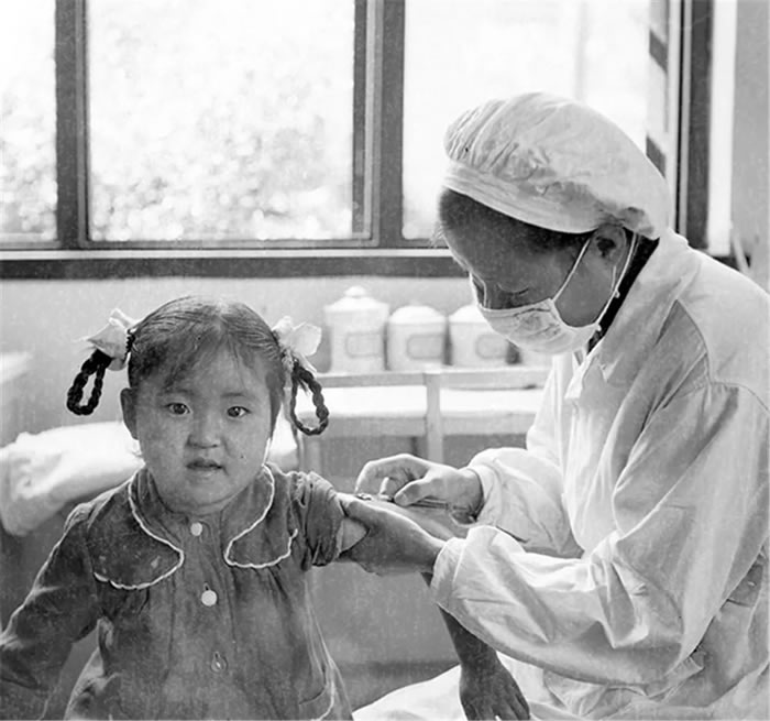 1958꣬ϾͯҽԺҽԱΪСע硣