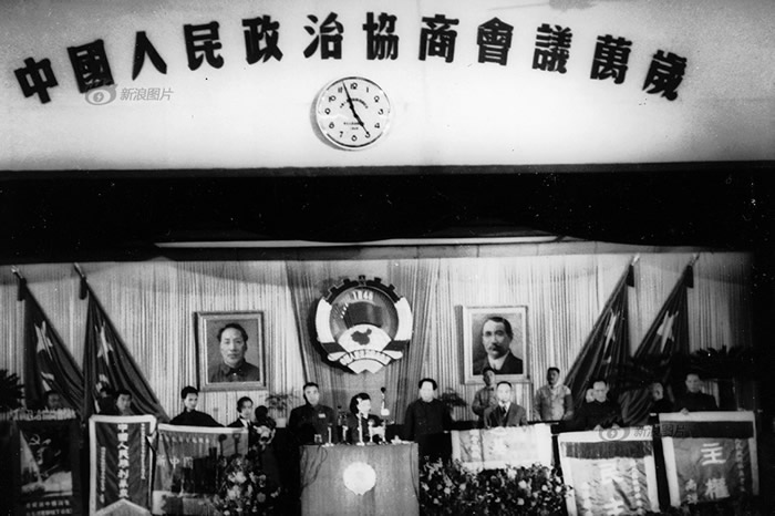 һЭ̻顿1949921930գһЭ̻ڱƽСͨˡйЭ̻鹲ͬ졷ѡëΪϯͼΪһЭ鿪Ļʽֵעǣϯ̨Эգֱë󶫺ɽ