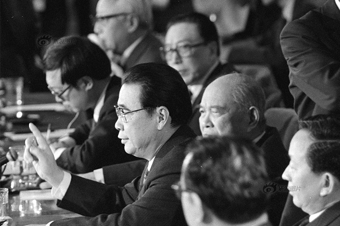׸д᡿1988ǻ֮꣬413磬Ļ֮Ӧ߽ȫ˴һλŷε룬µѡĹԺ͸Ҧ֡ơѧǫϯ400߲μӵļдᡣͼΪشʡ