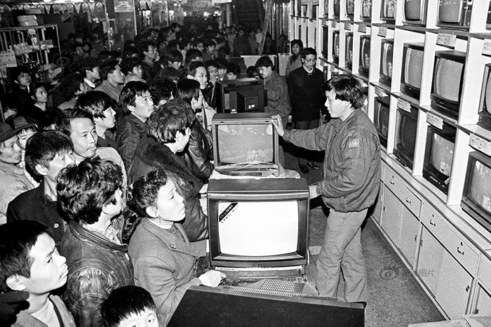 ʮ䡢ϴ»߽ǵͼΪ19882³Ŵڵٽ人İٻ¥ǰѡӻȺ˴