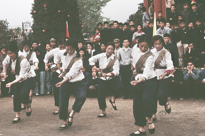 ǱŮ赸1966һĸǰϦһ£Сɽҹ͡Ҵ塱Ϳʼˣ꼶ͬѧͷһֱٵ8£Ͻ֡ľɡҳĸ￪ʼˡ