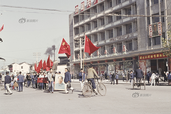 1967ϾӪĳʳƷ̵ꡱſڣһӾź졢̧ëϯҡСͼСϲѶ¹ǱС顱Ͼĳ»깤ԱΪ°桰С顱ķҵϽ֡ϲء