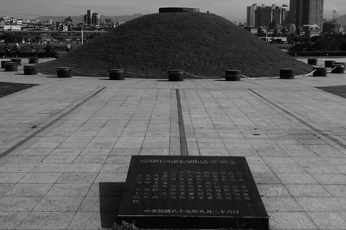 2000̨꣬ѡʧͬһ꣬ڡɫعѪ̨֮ڴд1950Ϊ׷弰θĸ֮Ѫ־ʿڽڼ䱻һǹͼΪ̨԰