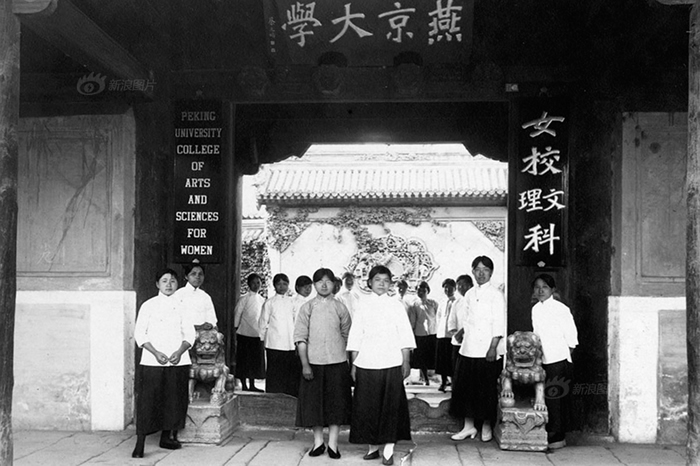 ྩѧĽ̻ѧ֮һУѵǡԷ񡱣У˾ͽ׵ǡ1937ꡰ±䡱йͽ׷Ǩ֮ʣѡ˲ūѧӵļ֮ͼΪ1922ྩѧſڵŮѧ