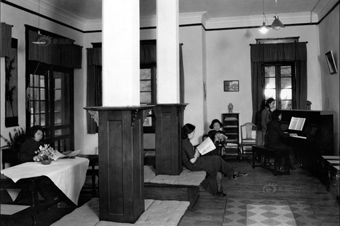 Эʹѧһ1915Ľ̻ѧ""ЭУѵݵشغտвЭ1938Ǩɽ䡣Ⱥɽе䣬ΪսʱĻǡͼΪ1935꣬ЭʹѧŮеĿ飬е٣еĶ