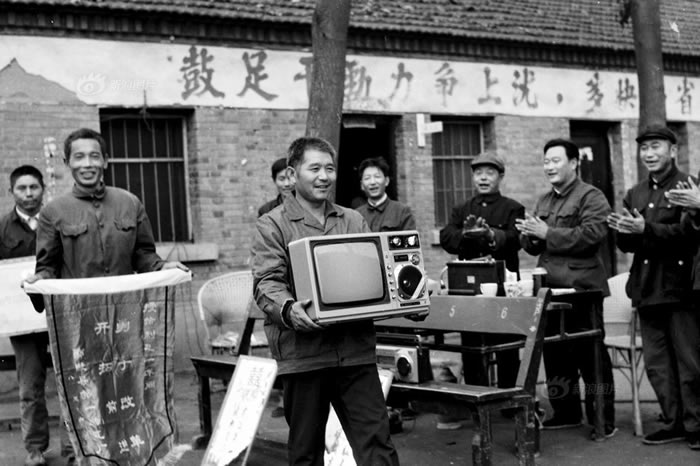 1984꣬۳߳峽һ̨ƺڰ׵ӻ峽ĹѶũũʱ߳ʱũ壬ӻǳټֻĸԣͥС