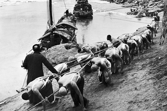 Ͽ֮бDmitri KesselΪԼһرľǶǰУͬеǡ׫ˡ߽John HerseyʱҲΪŦԼ͡塣ͼΪϿ˷
