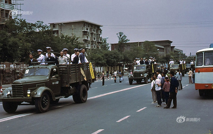 ϴڼ䣬ݱԱڿν֣ȺڽΧۡͼƬ1983829ա