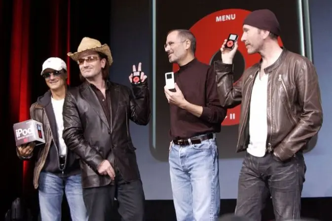 2004꣬ǲ˹Interscope Geffen A&MƬ˾Ķ³סԼάڣͼ󣩡U2ֶӳԱBonoEdgeһգףƻiPodۡ