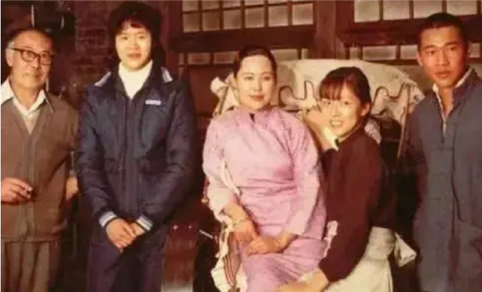 1982꣬Ӱӡڼ䣬ƽ̽ʱԱĺӰ 