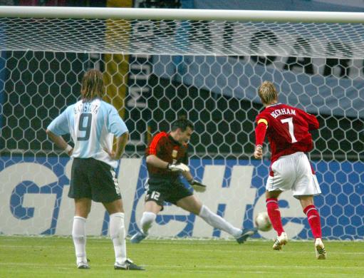 2002籭ɺձϾС67գСһĿӢսӢƾ豴˺ķڵ44ӷĵӢ1-0Сʤ͢ͼΪ˺ķ˲䡣