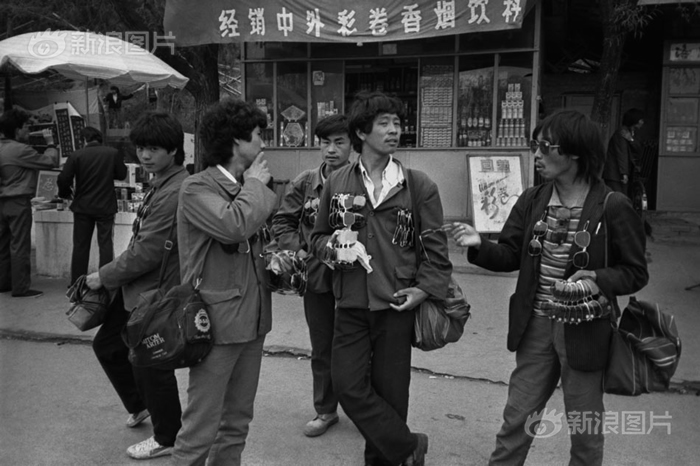 1985꣬ͷûС̷˶ۡ󡾵Ͱʮ ˡ̨Ȳ˹ˡ˹󡾵ΪģµĶǣһЩĸ̷ץס˸󡾵⡣Щ̷УĪˡҹӪúг硢չĵ֮һĸ￪Ÿո𲽣˾ʹӾ˽Ʒڼ罨СƷʮϴǵƷиҴƴ˱ŷһͨƤ𳵣ڳװ⣬γйķװء㽭塱
