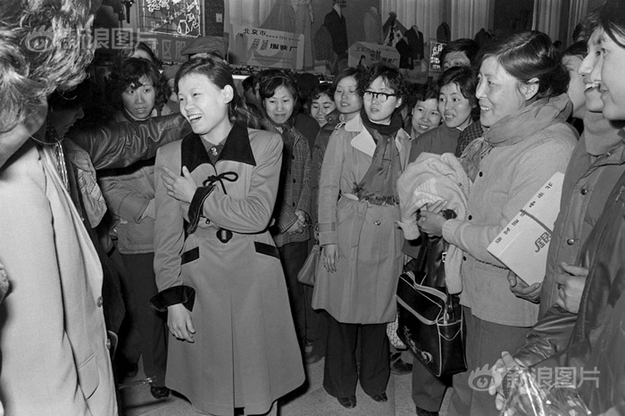 1988꣬չݣڷװչʱַµŮꡣĸ￪֮ǰйûггձģ1970м̵רתװΪһ·ҪȺＷСʱһλ˿ͻ14Ԫһȷ廨̱šơ͡made in Chinaֱ1978ϴѧʱóȻۡ˰ʮйװг𽥷٣ʽҲǸˡ꣬꣬첹ꡱʱ