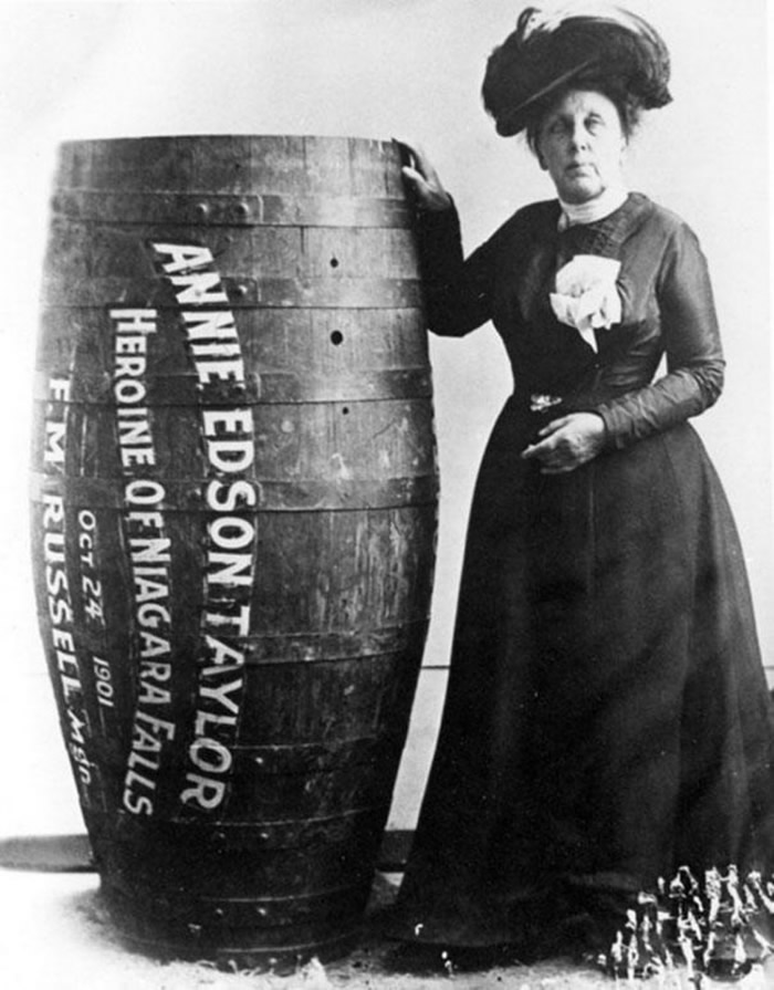 Annie Edison TaylorλɹľͰԽٲˡ1901ꡣ