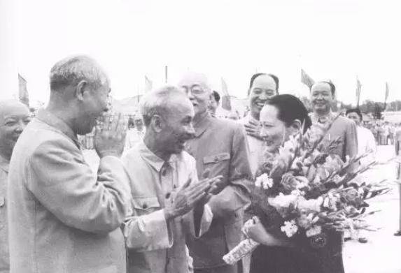 1956꣬Խ͹ϯ־й־׻
