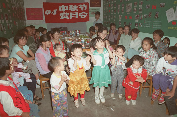 ʲڵǺǣ˿Գ±ԳԵƽԲˮͼΪ1994ڣлͯ¶սĿ