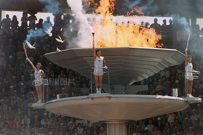 1988ĺǰ˻ȡ˿ǰĳɹ,չ˺Ļ˻ƼĶһŮȼʥ𣬵ʽһЩԱߵĺƽ˶ﱣ֯Ŀ顣ͼΪǰ˻ĵʽ