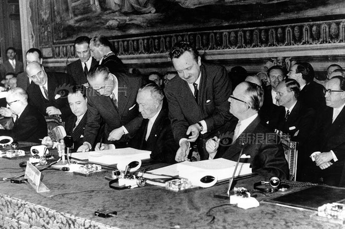 ΪѰΡó·Ӣ1960Ҳŷ壬⵽ŷҷԡΪ˶Կŷ壬19601£ӢµŲʿŷóˡͼΪ19573£¹ǩԼ龰