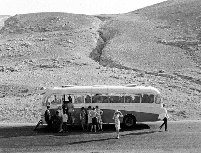 1966꣬ɫҮ·䵽Լ׶·ϵĳ;