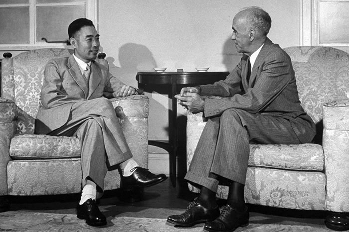 ʱפʹ˾ͽ׵ǣͷԻӵ˸ͼΪ1946꣬ܶϾ˾ͽ׵ǡ