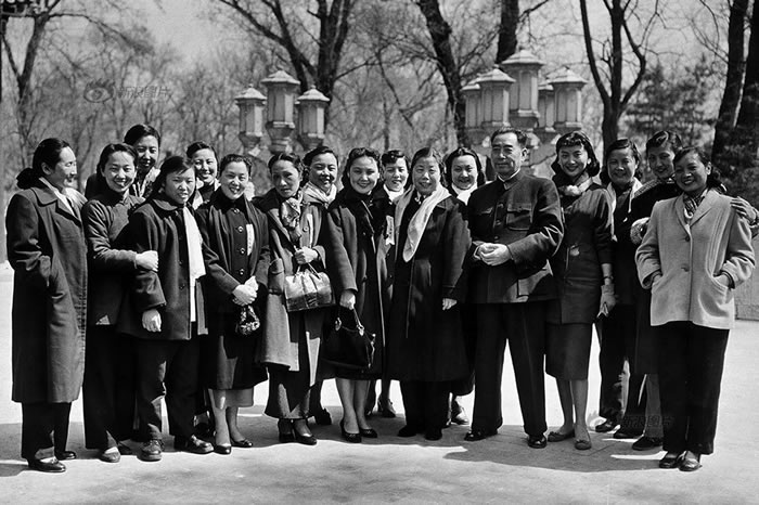 ԱģĿӣȫ͵˴Խ̵£һ˸·ͼΪ1957꣬ܶӱŮԱǡӢΡġաϹ顢ʯǡ