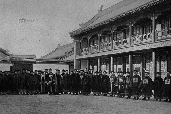 1898꣬ʦѧóУַѡھɽĺͼιϽ֮ңͼιǬ¡Ůڴ˾סʦѧÿǡ䷨ΨһɹҲйһߵѧͼΪ1902꾩ʦѧýʦڲ¥ǰӰ
