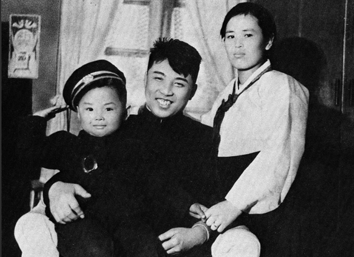 ճ1942꣬Ϊʽ쵼˽ճɳӣĸΪҽ硣ͼΪ븸ĸһ