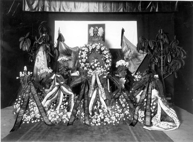1935꣬ԼɪƤ˹Ƹļʽ͵ĻȦ