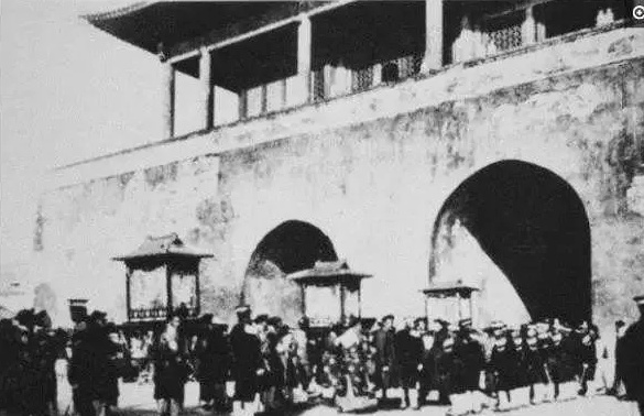 ǱӸϳϽǵĳ1924꣬žӽʹ뿪Ͻǣǳʱ˰ʮߡ