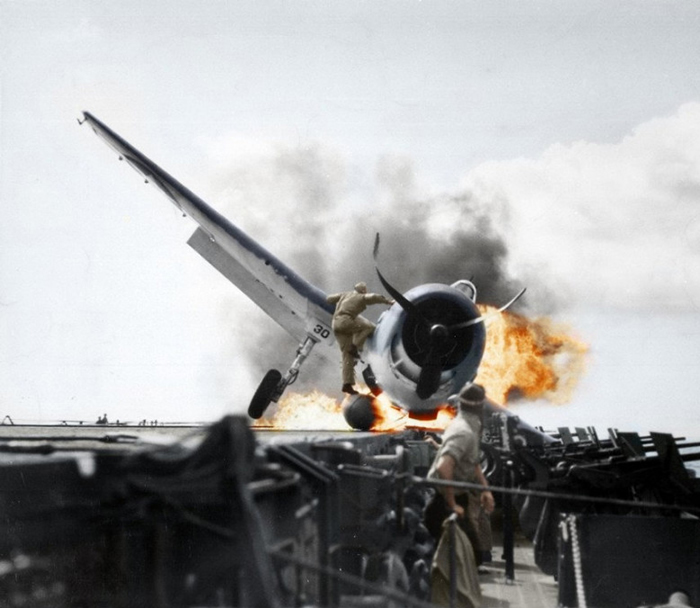 1943꣬ȽҵźĸCV-6ϵF6F-3è