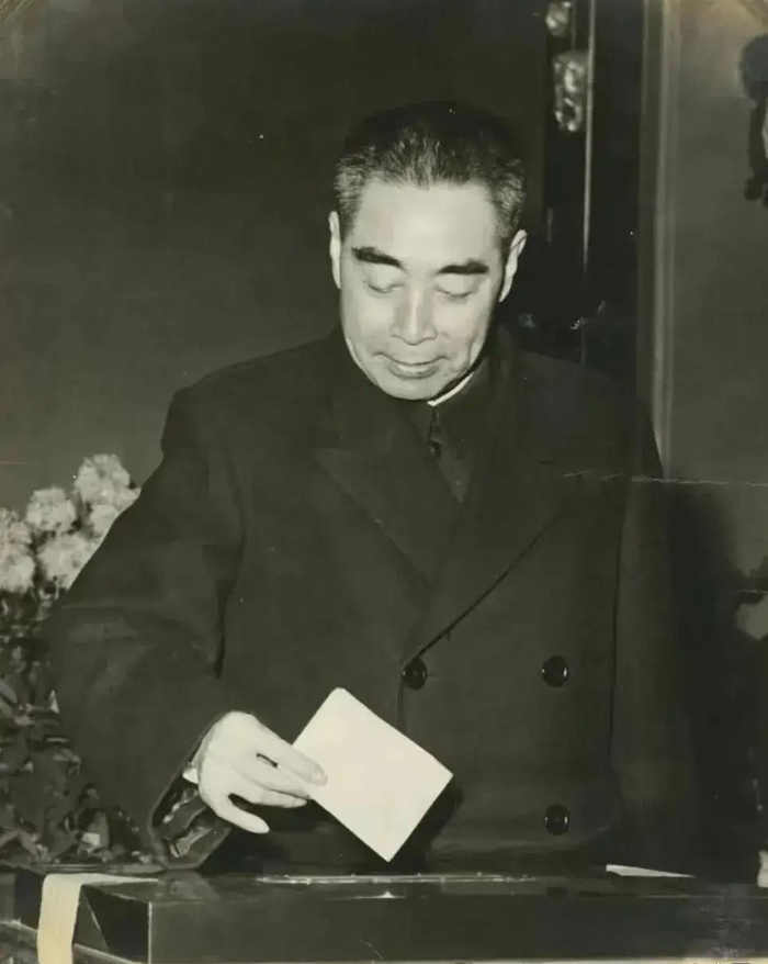 1960궬ϺѡͶƱѡٴƬ62ɫӴ£壬΢Цݹֹׯš