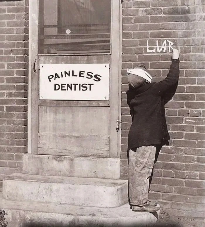 1920꣬һλҽСѣдšpainless dentist(ʹҽ)Ƶǽд¡liar(ƭ)