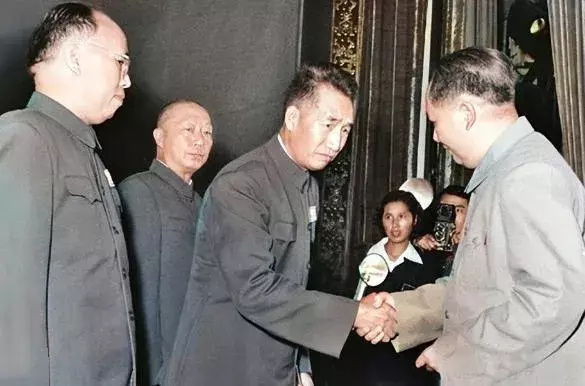 1955ʽϣëϯǰԪ˧˲䱻ӰʦץƬУǿԿëϯ΢ЦţǰԪ˧ࡣ