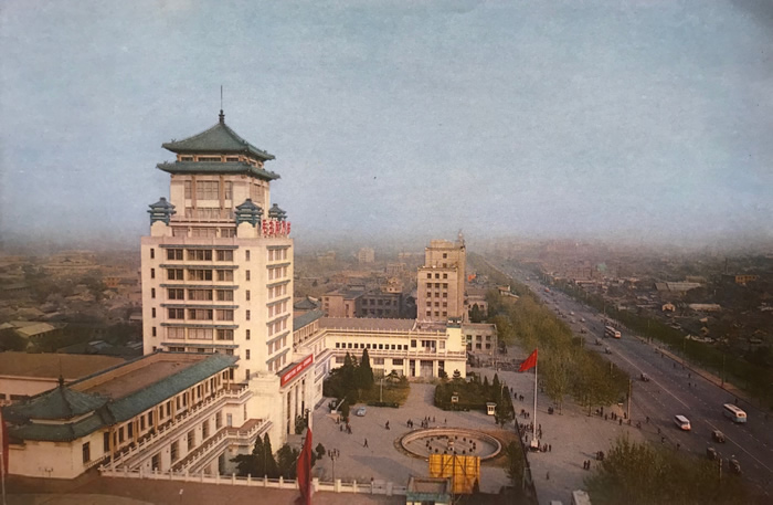 1975 Ļ