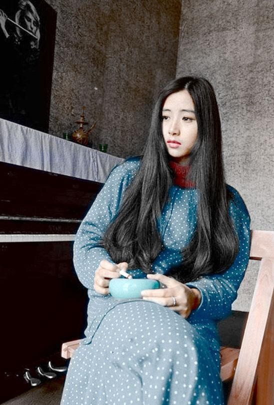 女神每个时代都有,那时候的女神可以说真正的纯天然!浑身散发出静谧,忧伤。美丽的脸纯净,但是掩饰不住生活重压留下的痕迹。她叫易知难,是一位歌手。