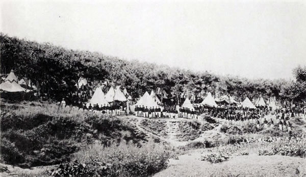 日军混成旅团步兵第二十一联队在朝鲜龙山万里仓安营扎寨的情景。
